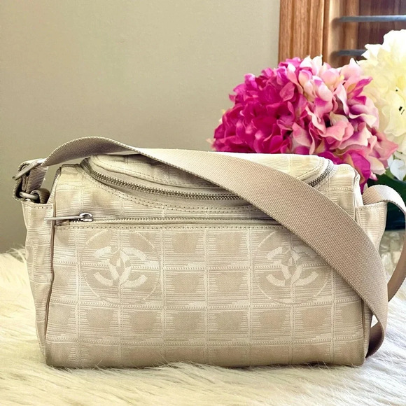Authentic CHANEL Cross body bag - Picture 1 of 16
